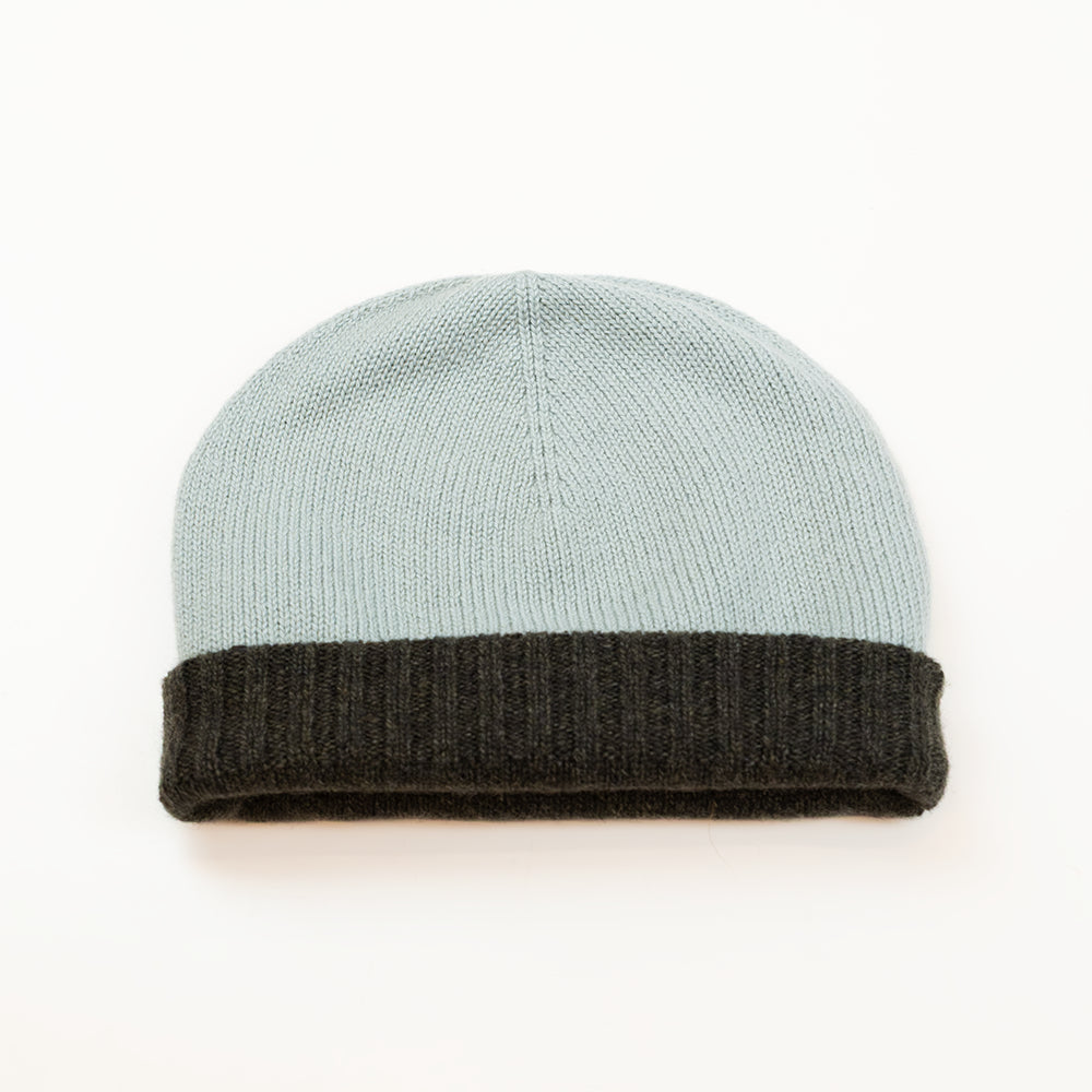 Cuffia doubleface verde in 100% Cashmere, Made in Italy. Pratica e versatile, può essere indossata con o senza risvolto. Trama rasata e pregiata manifattura per una vestibilità confortevole e di qualità.