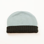 Cuffia doubleface verde in 100% Cashmere, Made in Italy. Pratica e versatile, può essere indossata con o senza risvolto. Trama rasata e pregiata manifattura per una vestibilità confortevole e di qualità.
