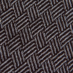 Dettaglio e texture tessuto della Sciarpa in 100% cashmere marrone, Made in Italy, con intramontabile pattern ad intreccio e lavorazione leggera in 3D che accentua la percezione al tatto. Il cashmere di alta qualità offre straordinaria finezza, proprietà termoisolanti e garantisce calore, protezione e leggerezza.