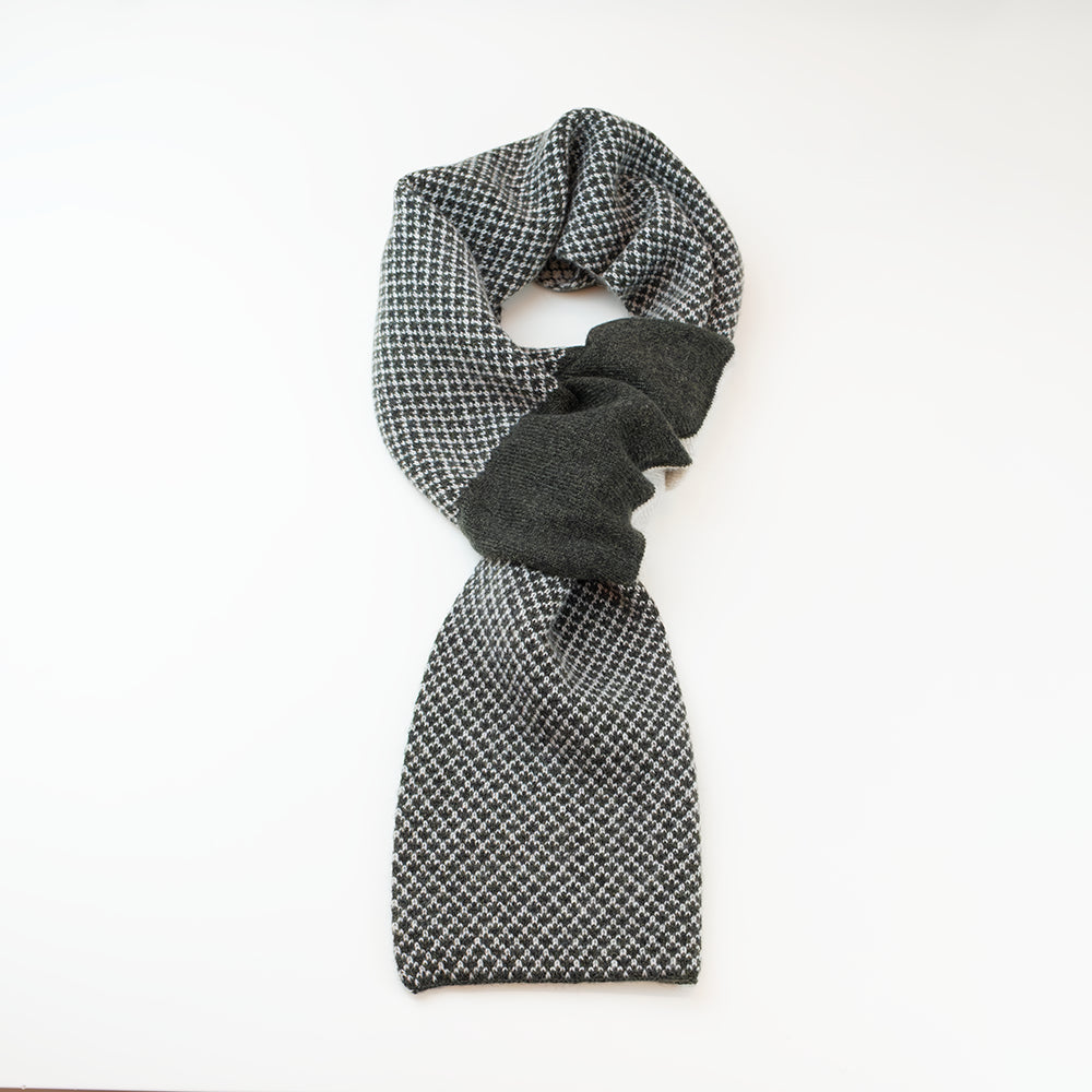 Sciarpa scaldacollo Jacquard double-face verde e beige con asola in 100% Cashmere beige. Morbida, versatile e facile da indossare.