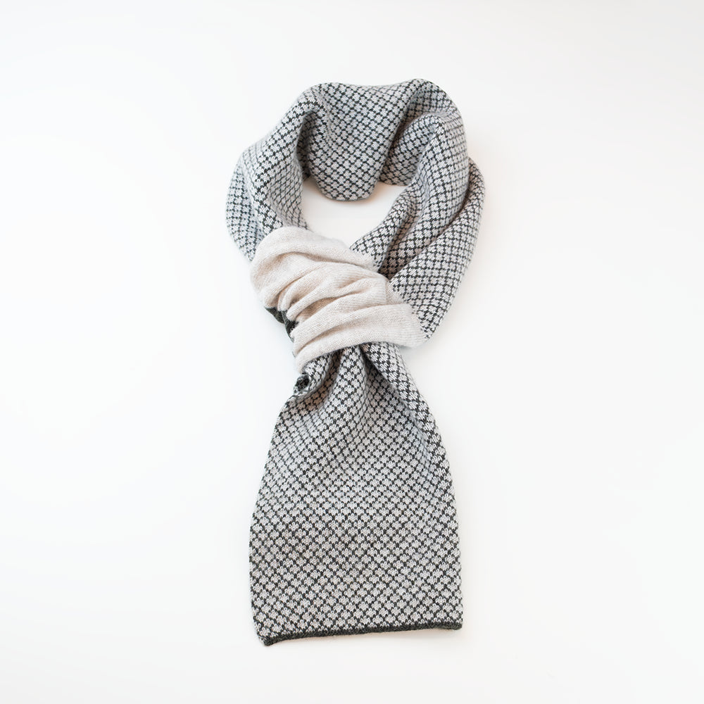 Sciarpa scaldacollo Jacquard double-face verde e beige con asola in 100% Cashmere beige. Morbida, versatile e facile da indossare.
