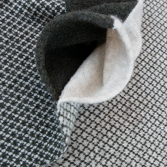 Sciarpa scaldacollo Jacquard double-face verde e beige con asola in 100% Cashmere beige. Morbida, versatile e facile da indossare.