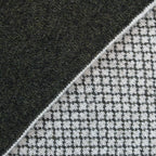 Sciarpa scaldacollo Jacquard double-face verde e beige con asola in 100% Cashmere beige. Morbida, versatile e facile da indossare.