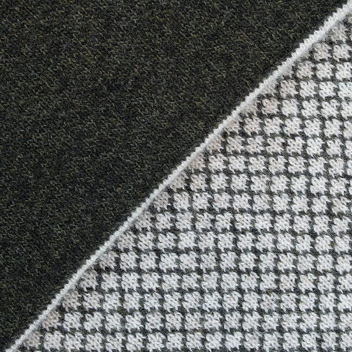 Sciarpa scaldacollo Jacquard double-face verde e beige con asola in 100% Cashmere beige. Morbida, versatile e facile da indossare.