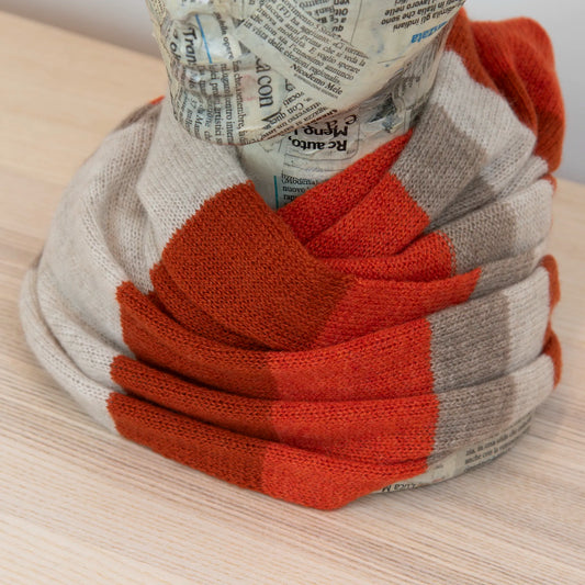 Collo doppio anello rigato arancio in quadricromia, 100% cashmere, morbido e caldo, Made in Italy.