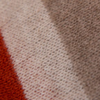 Dettaglio e texture tessuto del Collo doppio anello rigato arancio in quadricromia, 100% cashmere, morbido e caldo, Made in Italy.