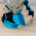 Collo doppio anello rigato blu in quadricromia, 100% cashmere, morbido e caldo, Made in Italy.