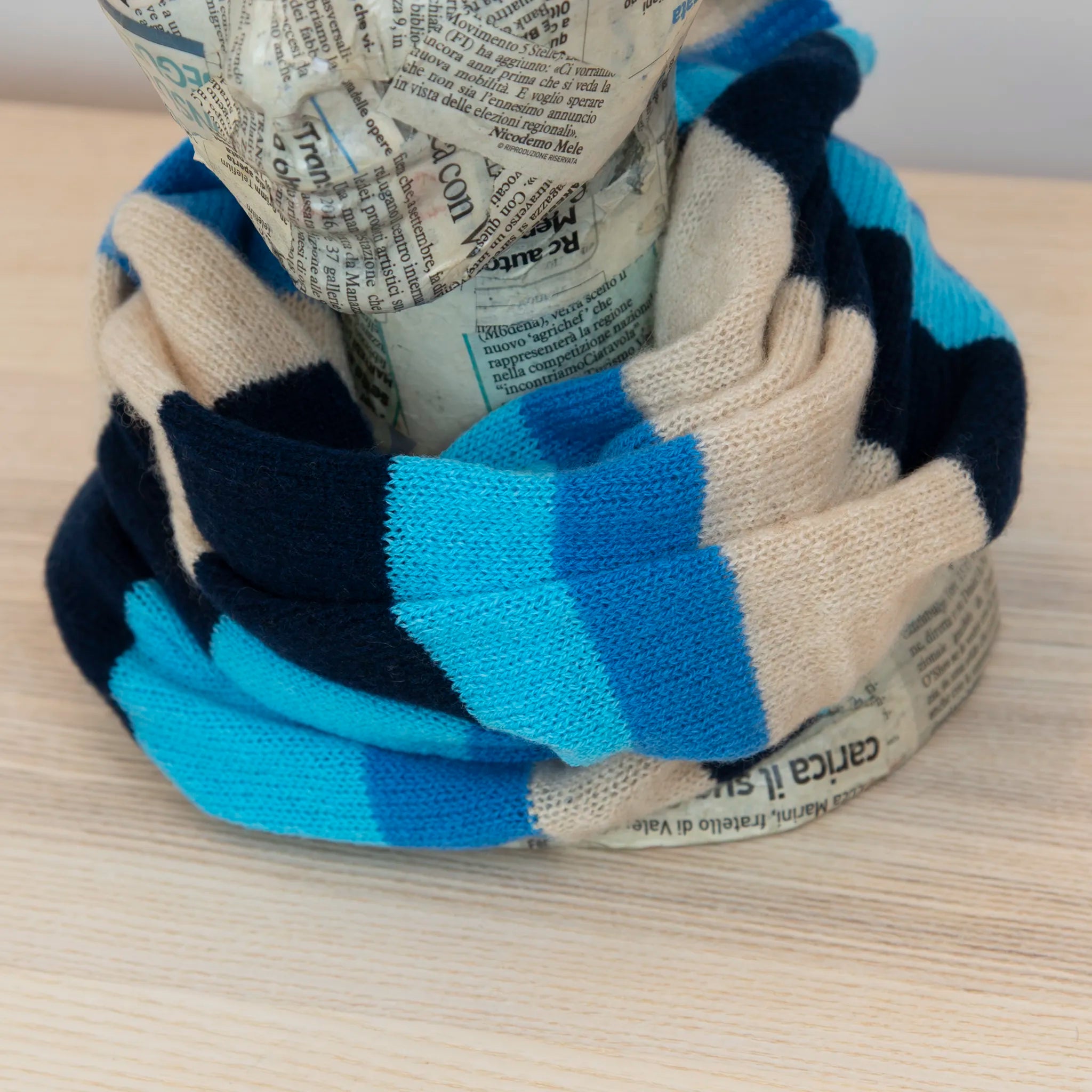 Collo doppio anello rigato blu in quadricromia, 100% cashmere, morbido e caldo, Made in Italy.