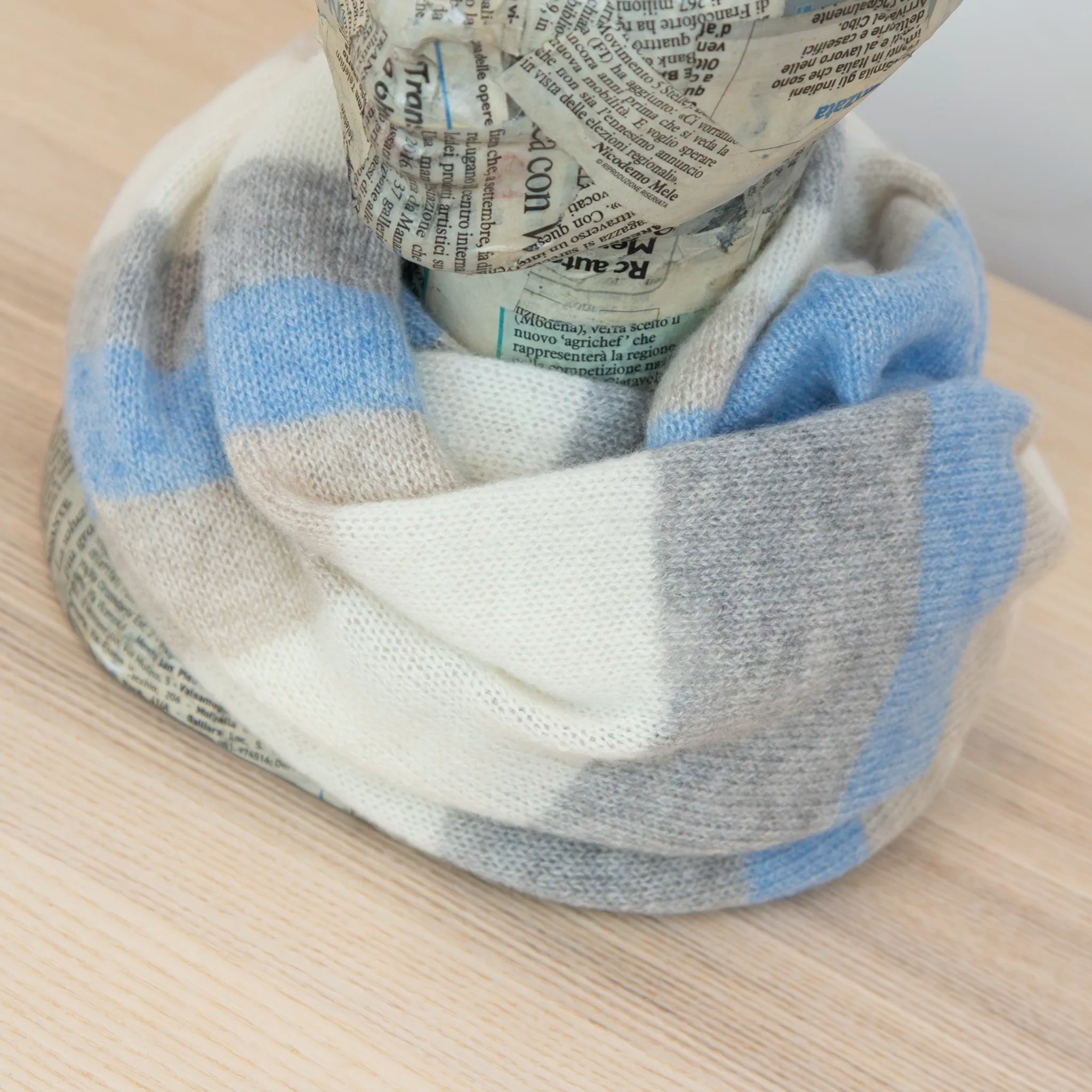 Collo doppio anello rigato celeste in quadricromia, 100% cashmere, morbido e caldo, Made in Italy.