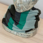 Collo doppio anello rigato verde in quadricromia, 100% cashmere, morbido e caldo, Made in Italy.