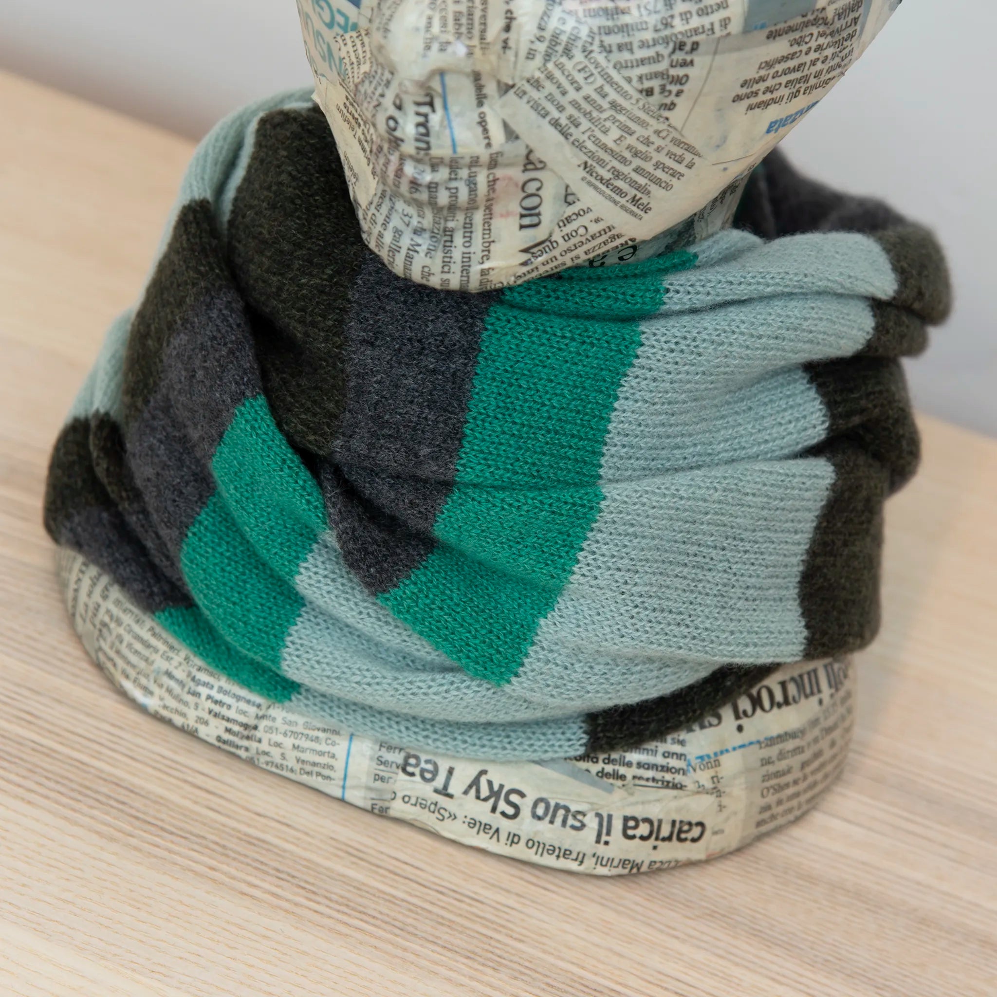 Collo doppio anello rigato verde in quadricromia, 100% cashmere, morbido e caldo, Made in Italy.