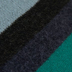 Dettaglio e texture tessuto del Collo doppio anello rigato verde in quadricromia, 100% cashmere, morbido e caldo, Made in Italy.