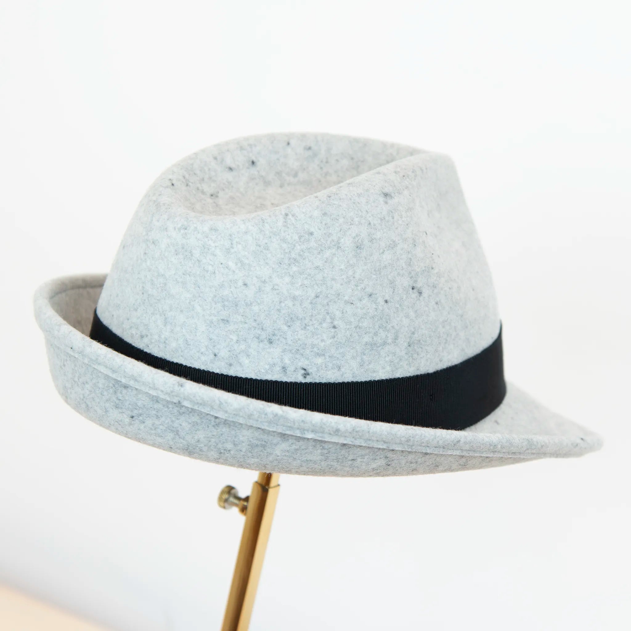 Cappello in feltro di lana grigio chiaro, Made in Italy, con tesa corta rialzata sul retro e nastro in gros-grain 3 cm nero. Realizzato da un antico cappellificio italiano, unisce tradizione e stile.