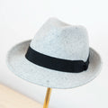 Cappello in feltro di lana grigio chiaro, Made in Italy, con tesa corta rialzata sul retro e nastro in gros-grain 3 cm nero. Realizzato da un antico cappellificio italiano, unisce tradizione e stile.