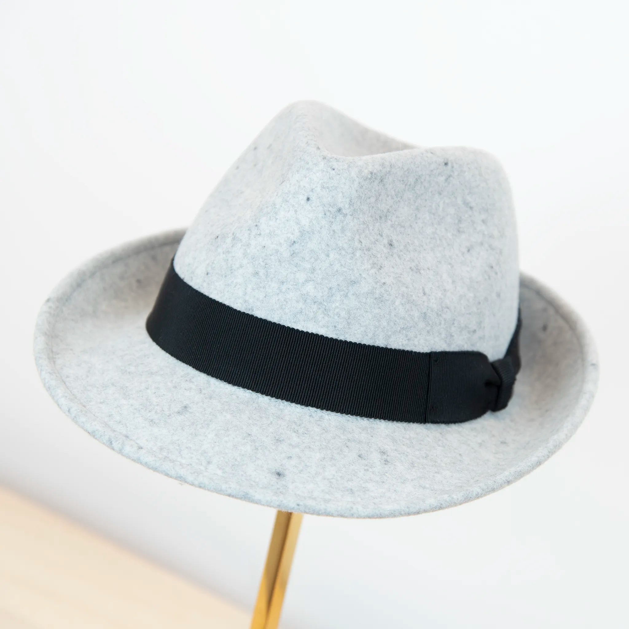 Cappello in feltro di lana grigio chiaro, Made in Italy, con tesa corta rialzata sul retro e nastro in gros-grain 3 cm nero. Realizzato da un antico cappellificio italiano, unisce tradizione e stile.
