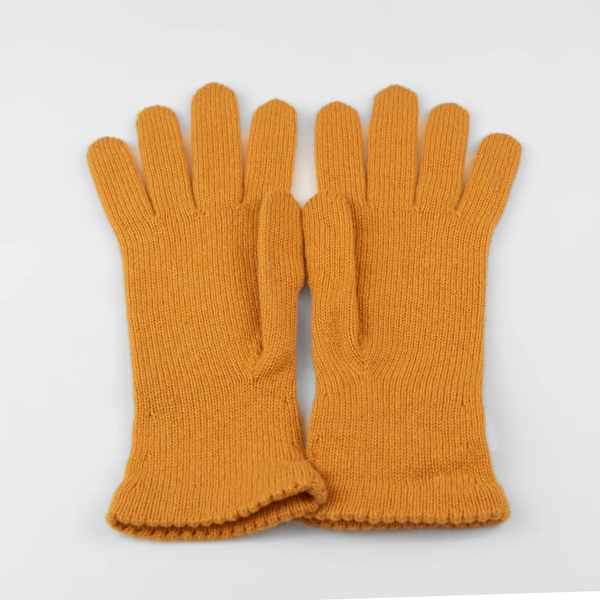 Guanto da donna senape in 100% Cashmere, morbido e confortevole, Made in Italy, con pregiata manifattura artigianale.