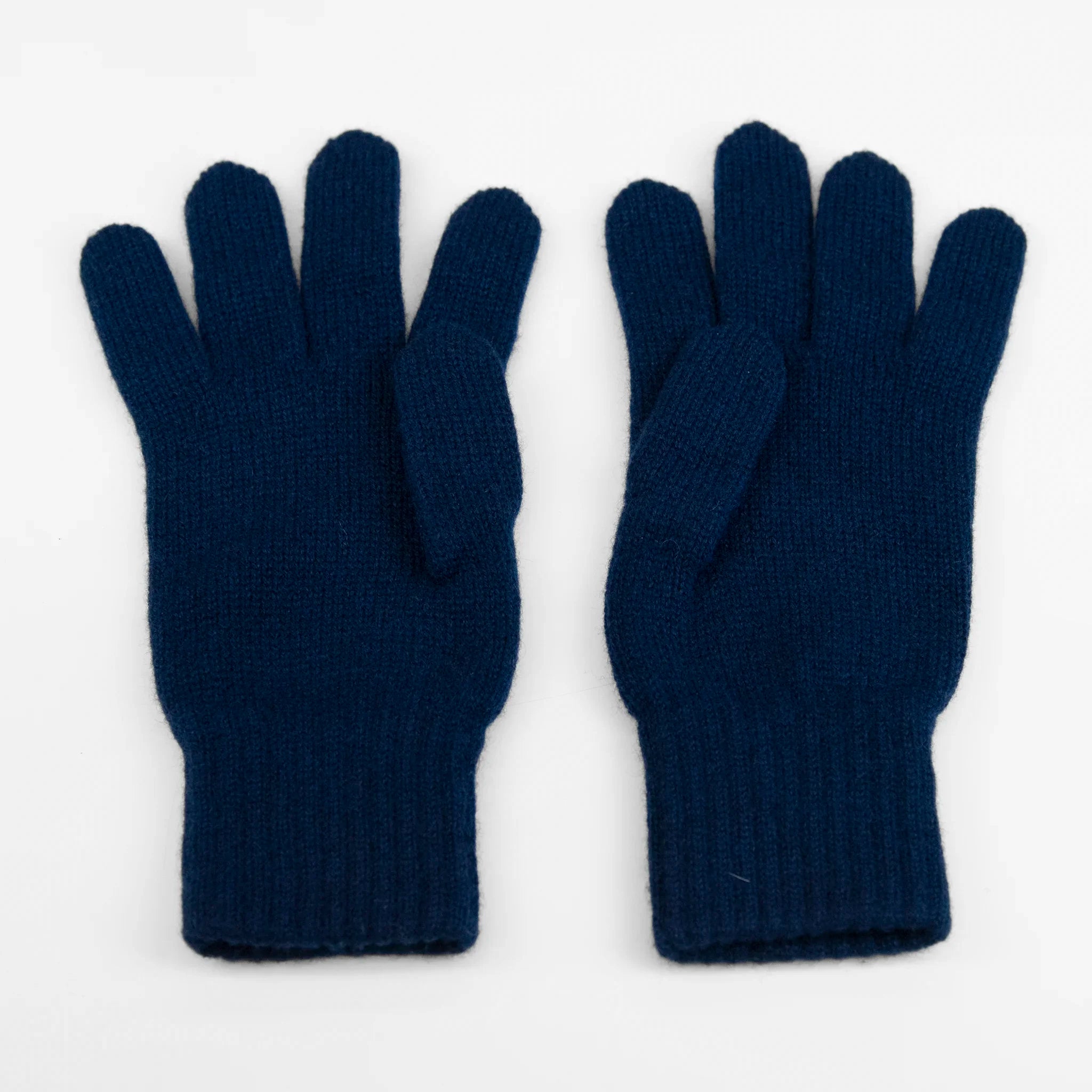 Guanto da uomo senape in 100% Cashmere, morbido e confortevole, Made in Italy, con pregiata manifattura artigianale.