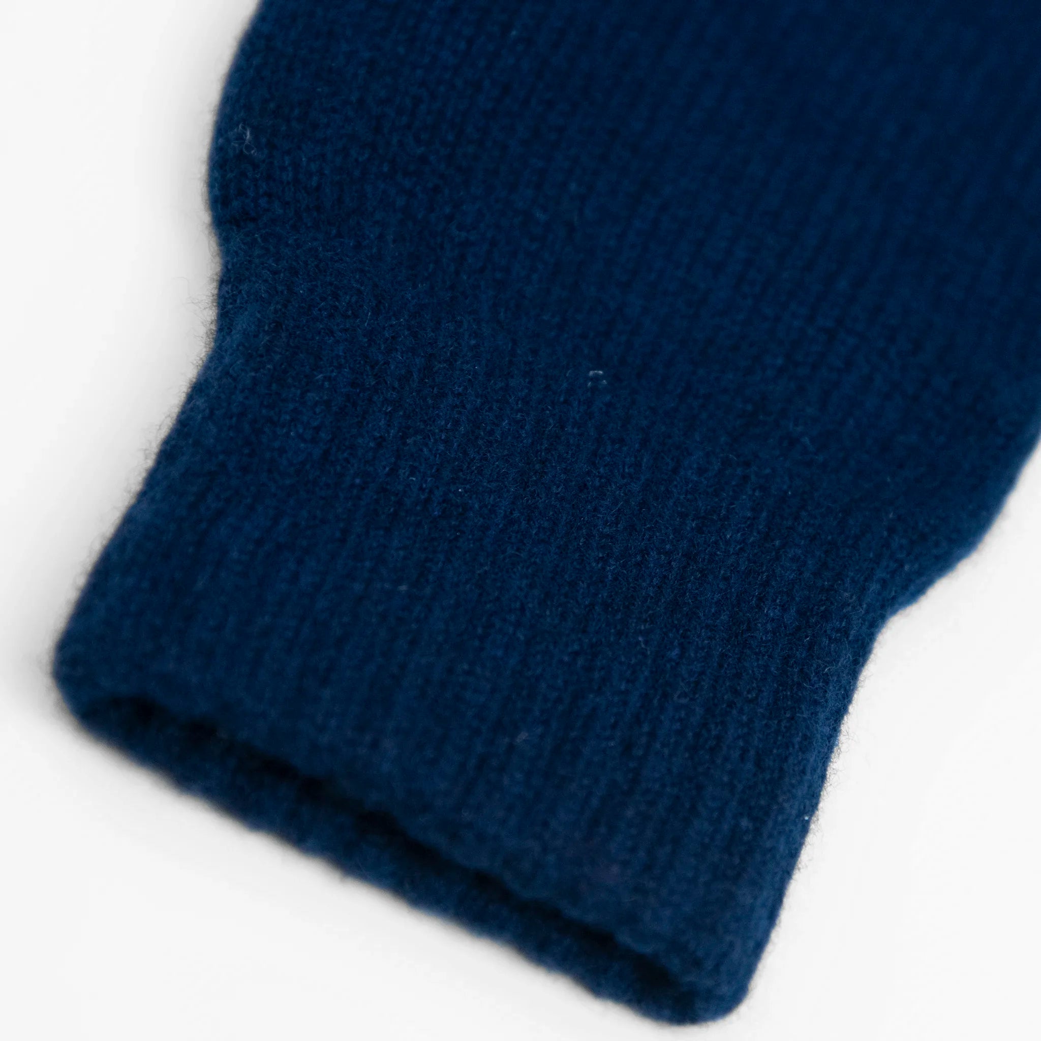 Polsino e dettagli tessuto del guanto da uomo senape in 100% Cashmere, morbido e confortevole, Made in Italy, con pregiata manifattura artigianale.