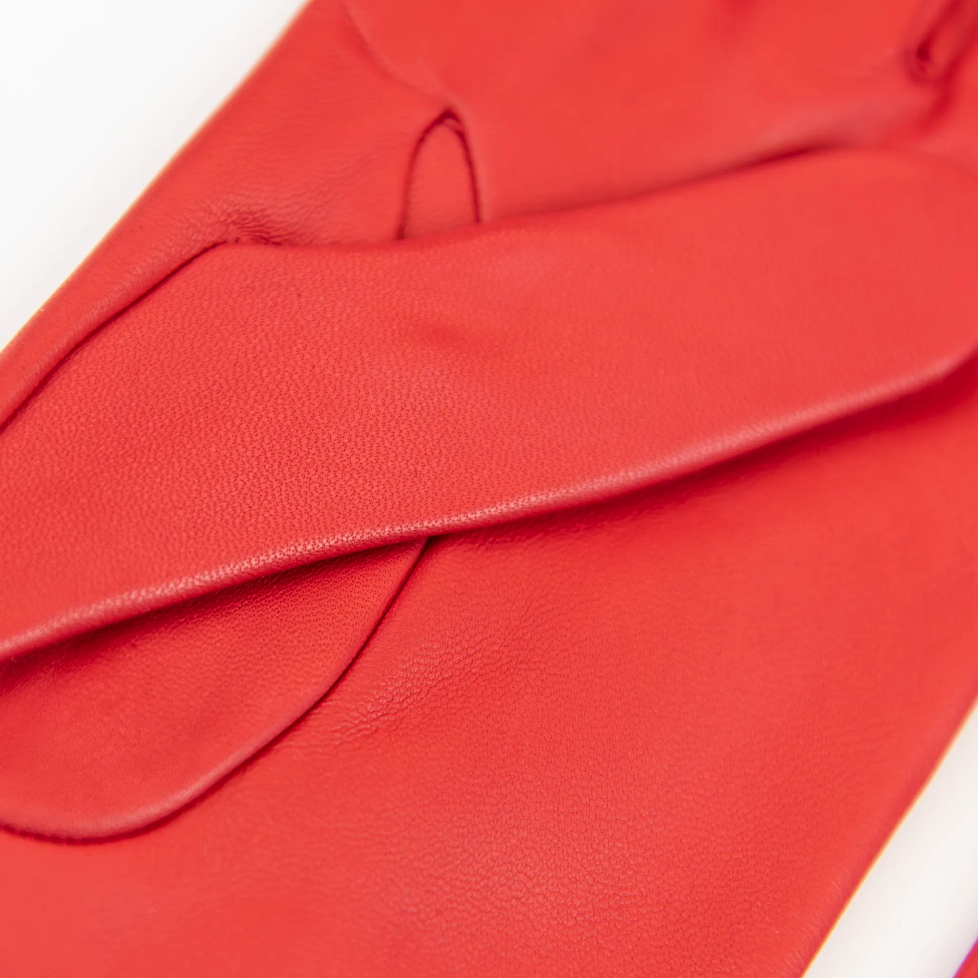 Guanto da donna rosso in 100% Nappa sfoderato, senza imbottitura, particolarmente confortevole e con perfetta calzata, Made in Italy.