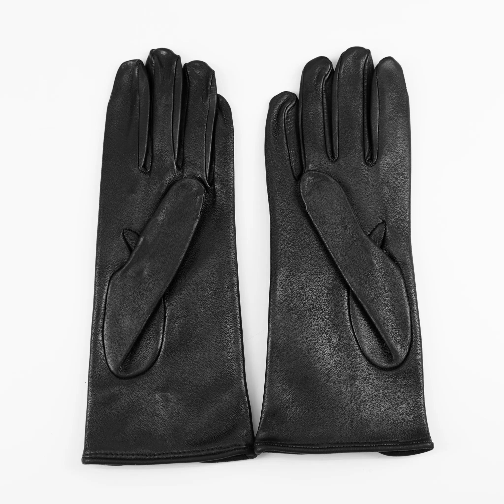 Guanto da donna nero in 100% Nappa sfoderato, senza imbottitura, particolarmente confortevole e con perfetta calzata, Made in Italy.