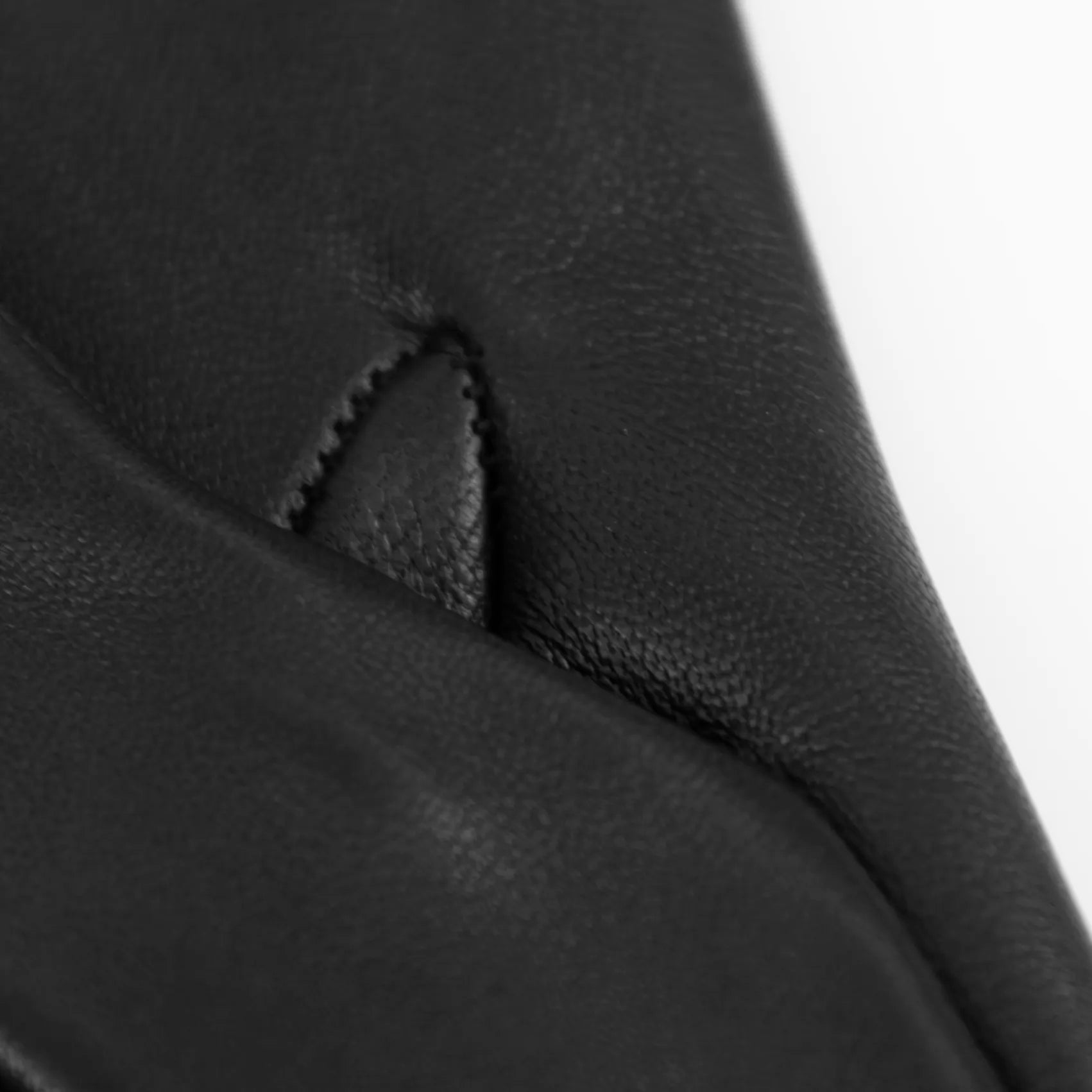 Guanto da donna nero in 100% Nappa sfoderato, senza imbottitura, particolarmente confortevole e con perfetta calzata, Made in Italy.