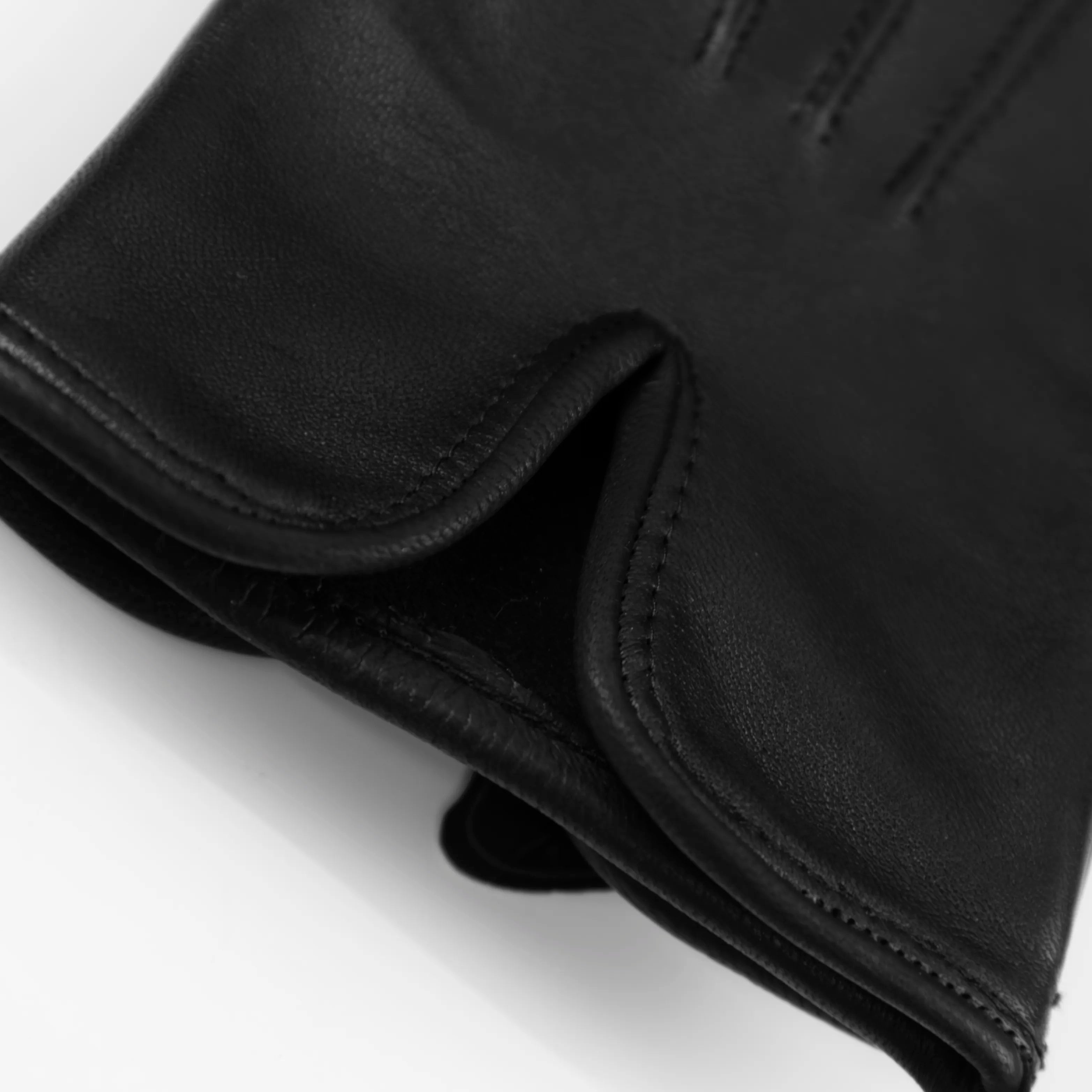 Guanto da donna nero in 100% Nappa sfoderato, senza imbottitura, particolarmente confortevole e con perfetta calzata, Made in Italy.