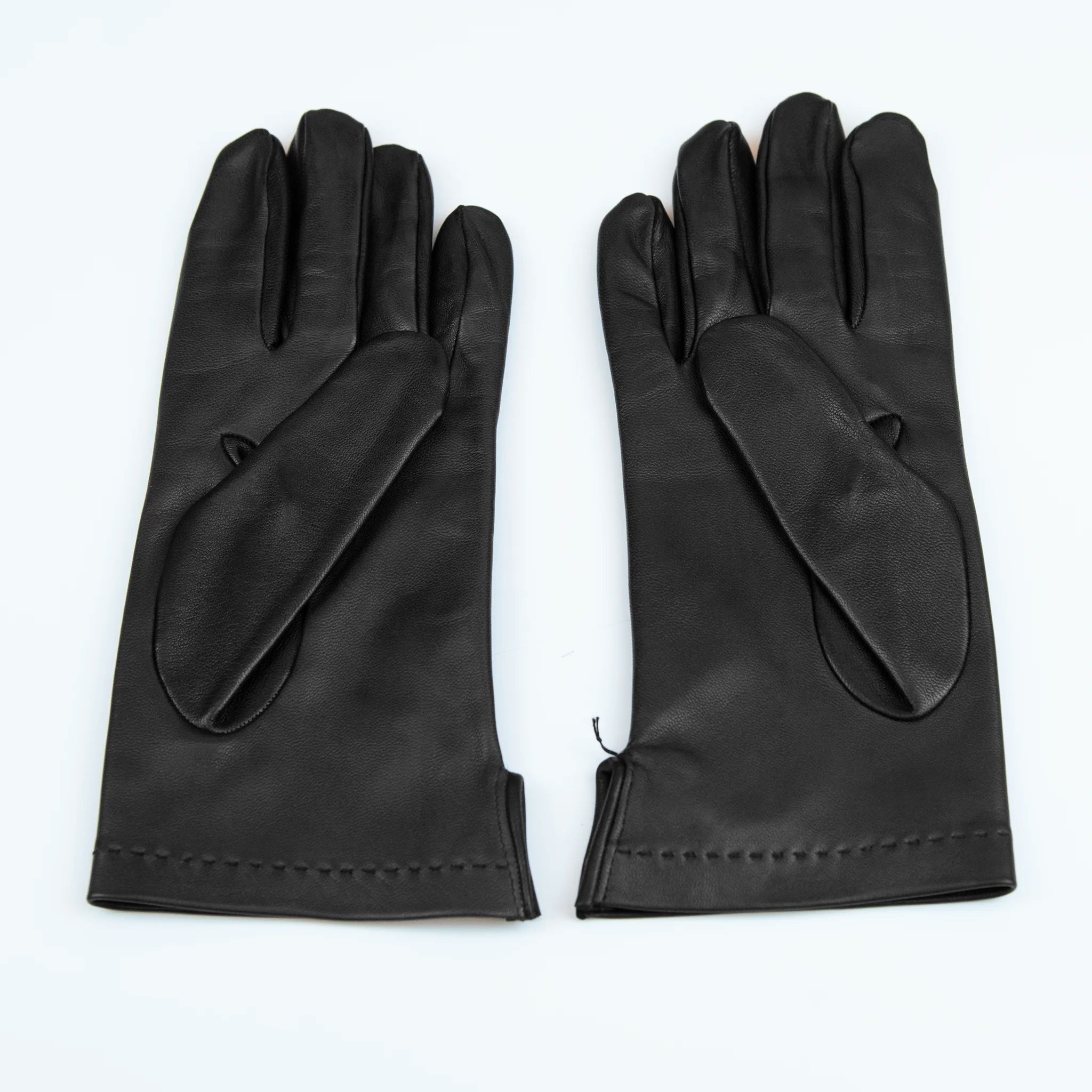 Guanto da uomo nero in vera pelle 100% Nappa sfoderato, senza imbottitura, particolarmente confortevole e con perfetta calzata, Made in Italy.