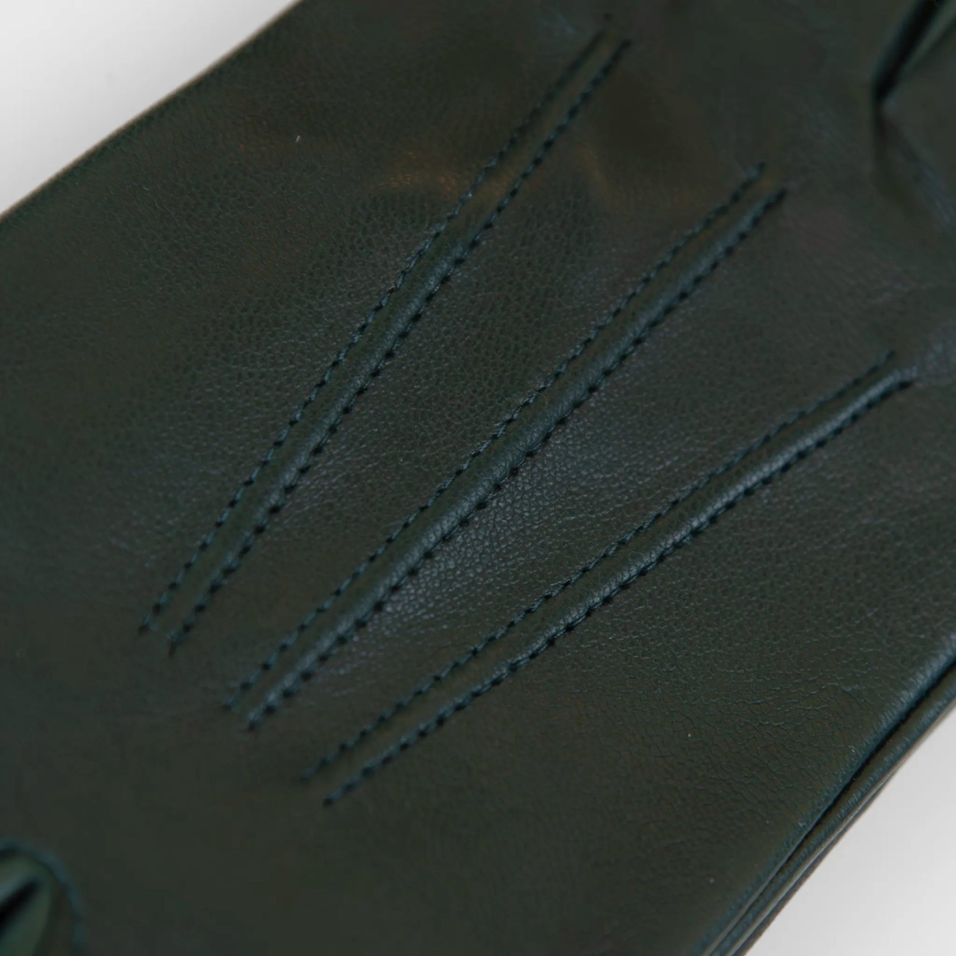 Guanto da donna verde in 100% Nappa sfoderato, senza imbottitura, particolarmente confortevole e con perfetta calzata, Made in Italy.