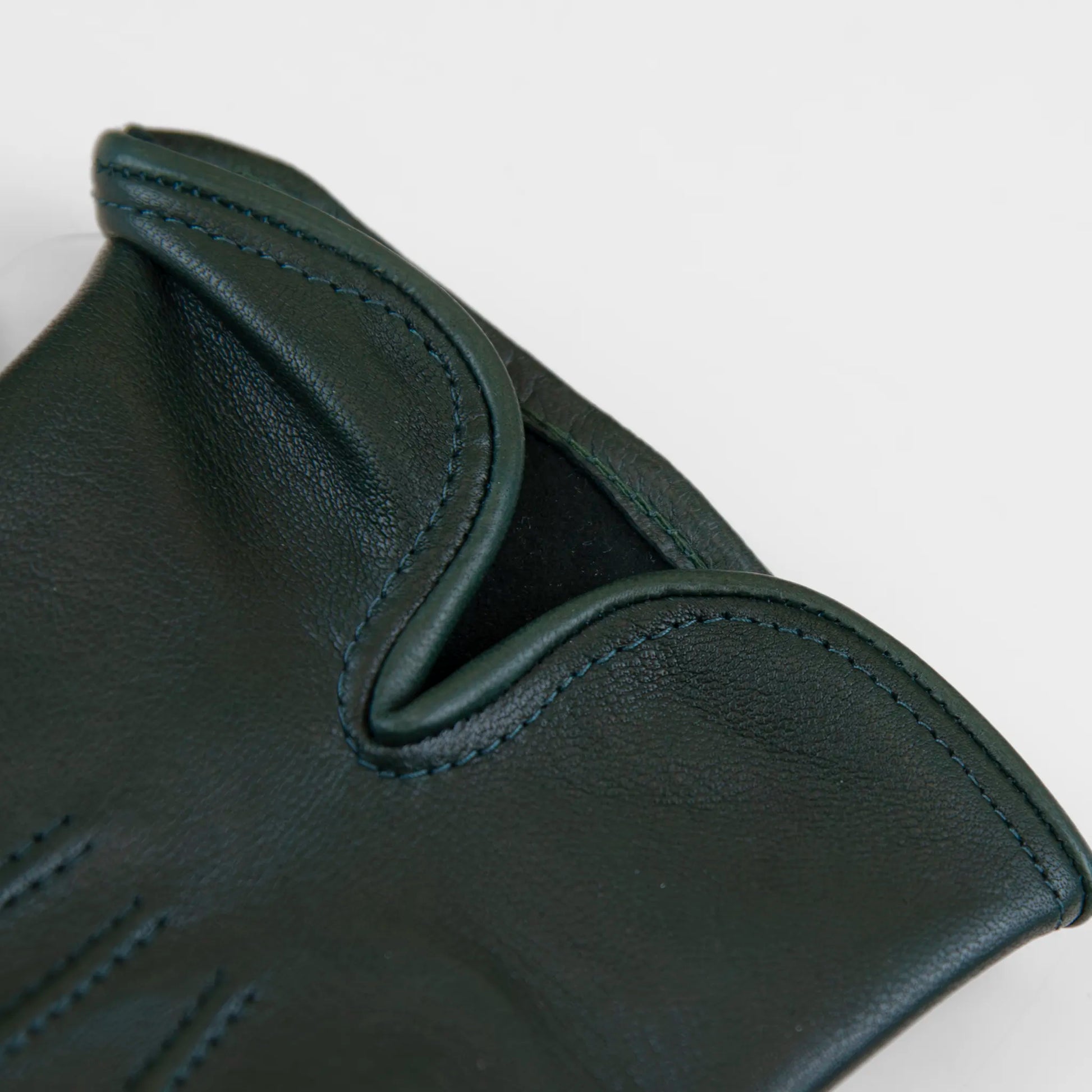 Guanto da donna verde in 100% Nappa sfoderato, senza imbottitura, particolarmente confortevole e con perfetta calzata, Made in Italy.