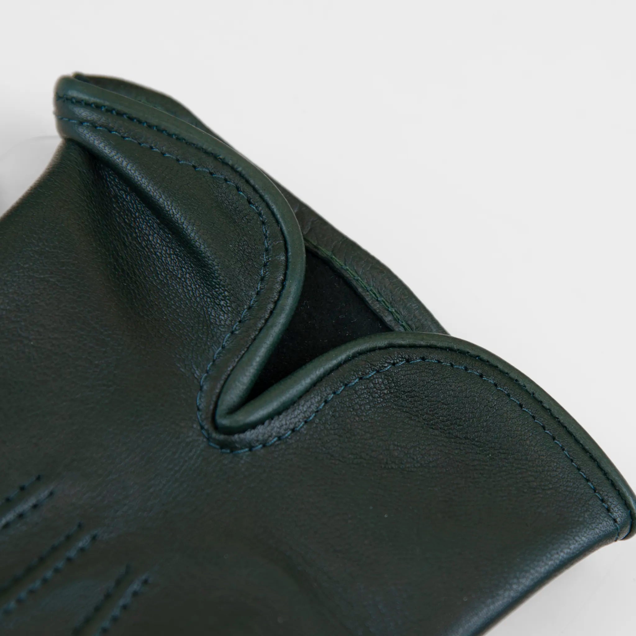 Guanto da donna verde in 100% Nappa sfoderato, senza imbottitura, particolarmente confortevole e con perfetta calzata, Made in Italy.