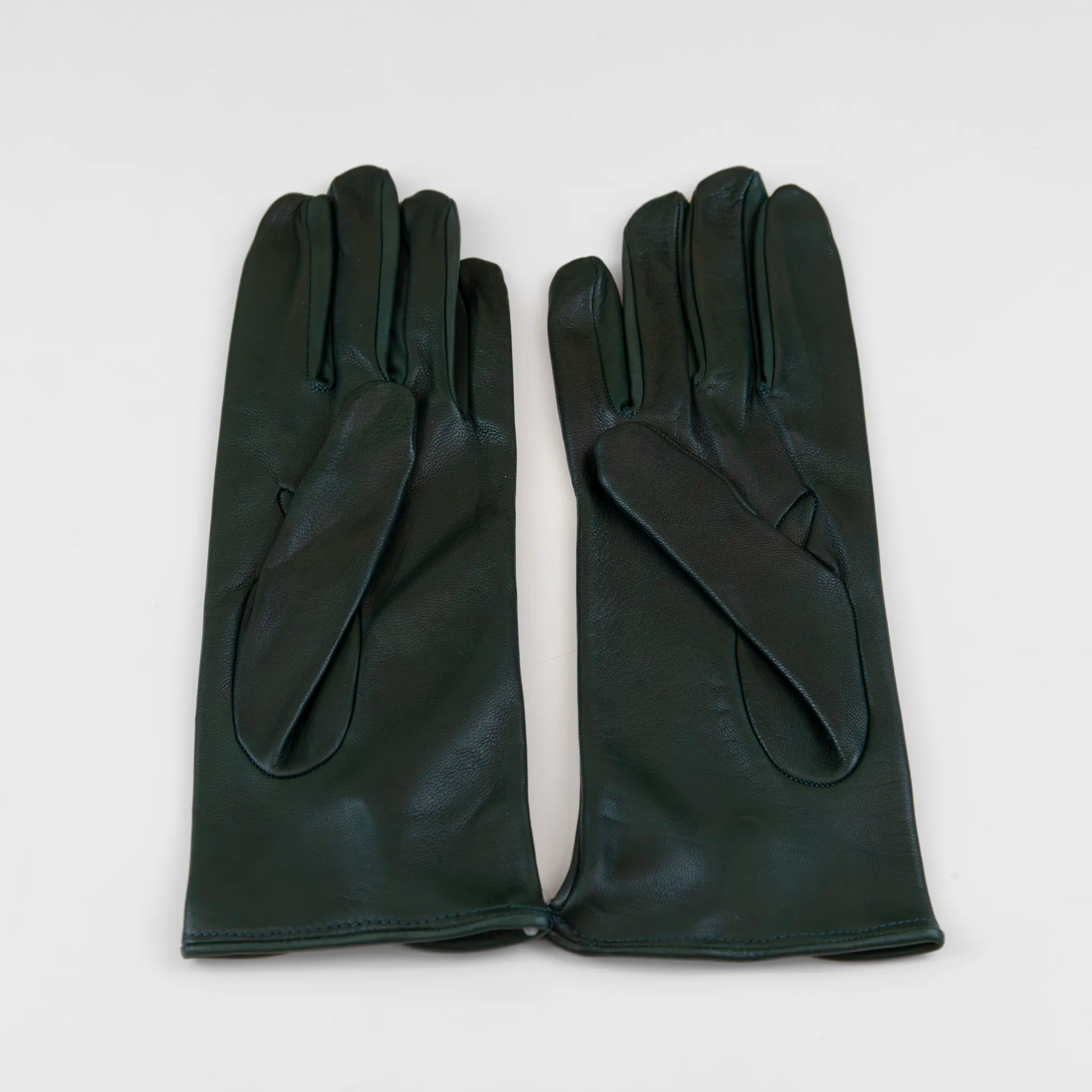 Guanto da donna verde in 100% Nappa sfoderato, senza imbottitura, particolarmente confortevole e con perfetta calzata, Made in Italy.
