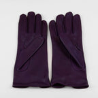 Guanto da donna viola in 100% Nappa sfoderato, senza imbottitura, particolarmente confortevole e con perfetta calzata, Made in Italy.