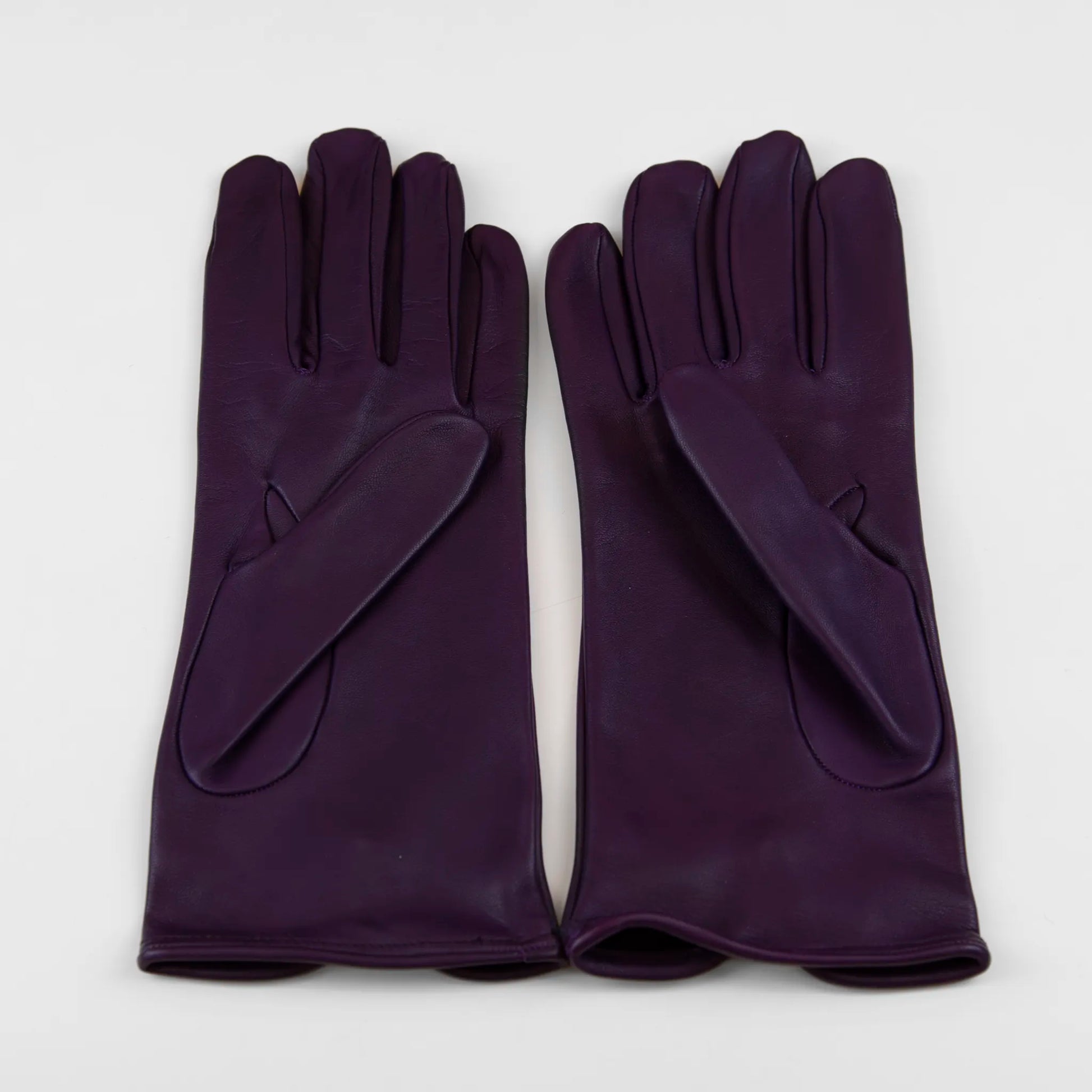 Guanto da donna viola in 100% Nappa sfoderato, senza imbottitura, particolarmente confortevole e con perfetta calzata, Made in Italy.