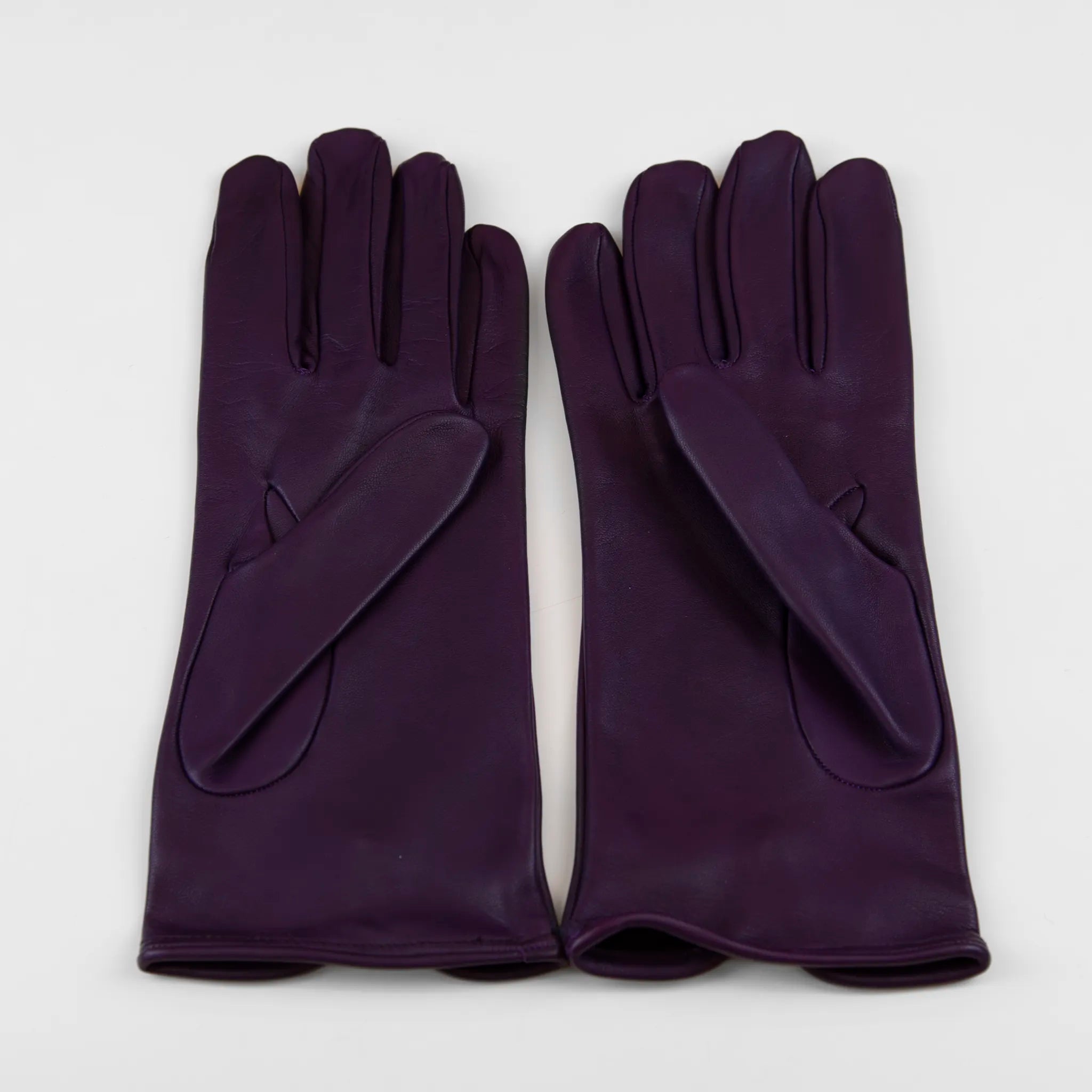 Guanto da donna viola in 100% Nappa sfoderato, senza imbottitura, particolarmente confortevole e con perfetta calzata, Made in Italy.