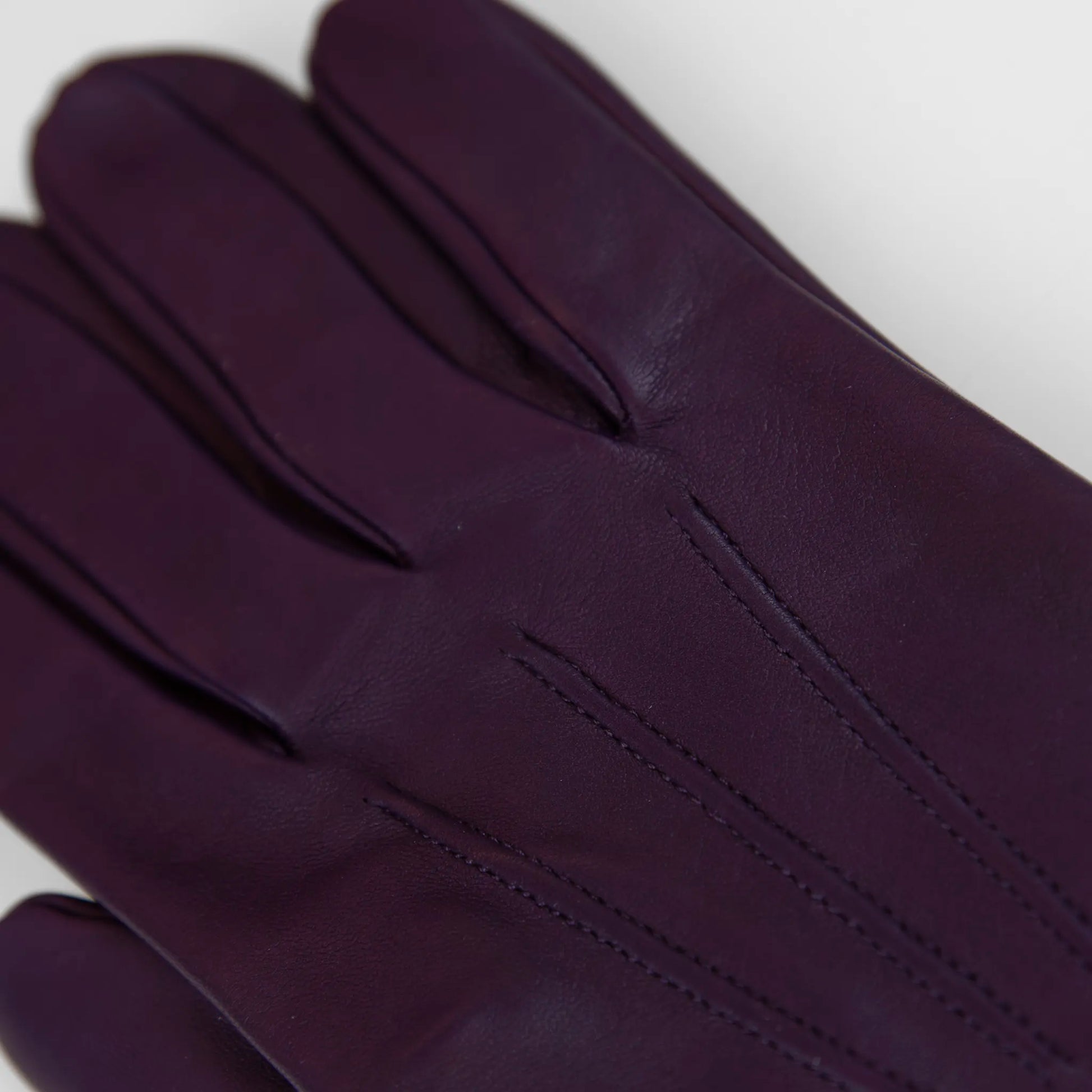 Guanto da donna viola in 100% Nappa sfoderato, senza imbottitura, particolarmente confortevole e con perfetta calzata, Made in Italy.