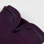 Dettaglio guanto da donna viola in 100% Nappa sfoderato, senza imbottitura, particolarmente confortevole e con perfetta calzata, Made in Italy.
