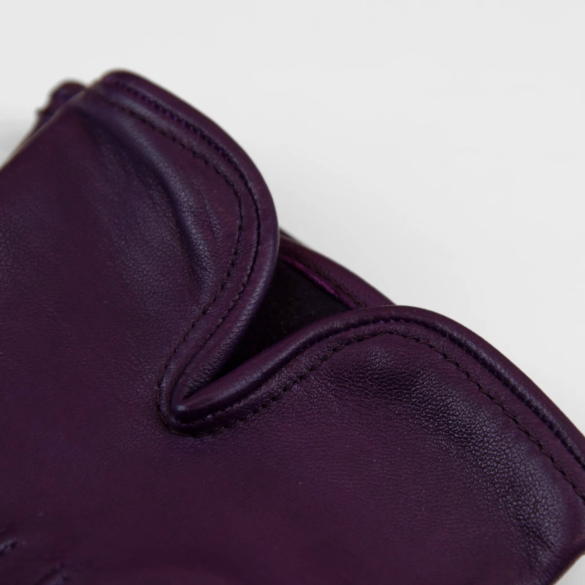 Dettaglio guanto da donna viola in 100% Nappa sfoderato, senza imbottitura, particolarmente confortevole e con perfetta calzata, Made in Italy.