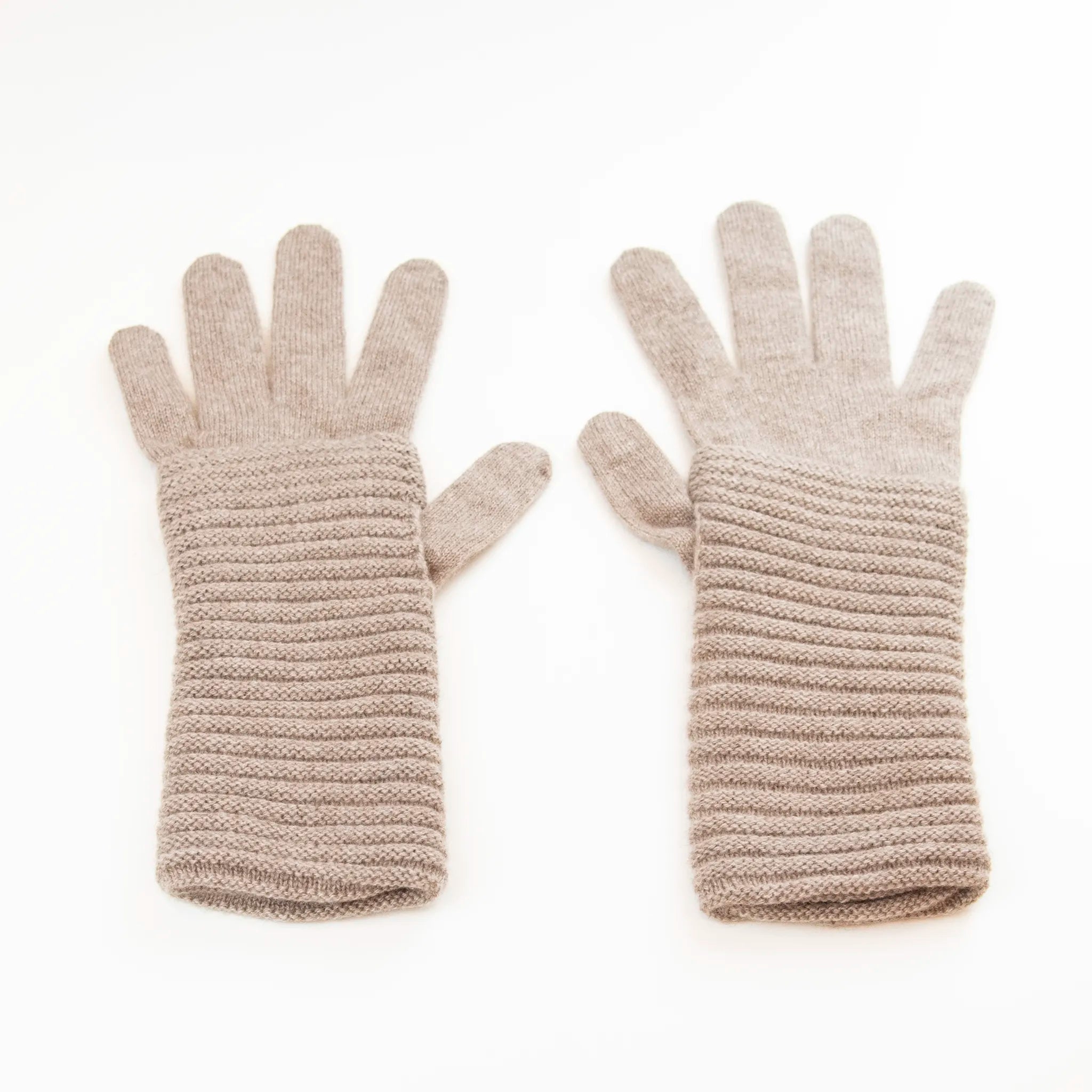 Guanto beige in 100% cashmere a coste inglesi, indossabile lungo o corto, pregiata manifattura Made in Italy.