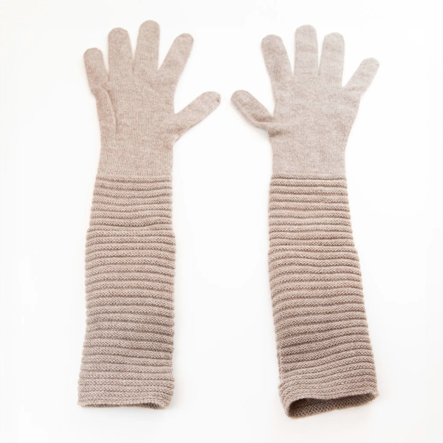 Guanto beige in 100% cashmere a coste inglesi, indossabile lungo o corto, pregiata manifattura Made in Italy.
