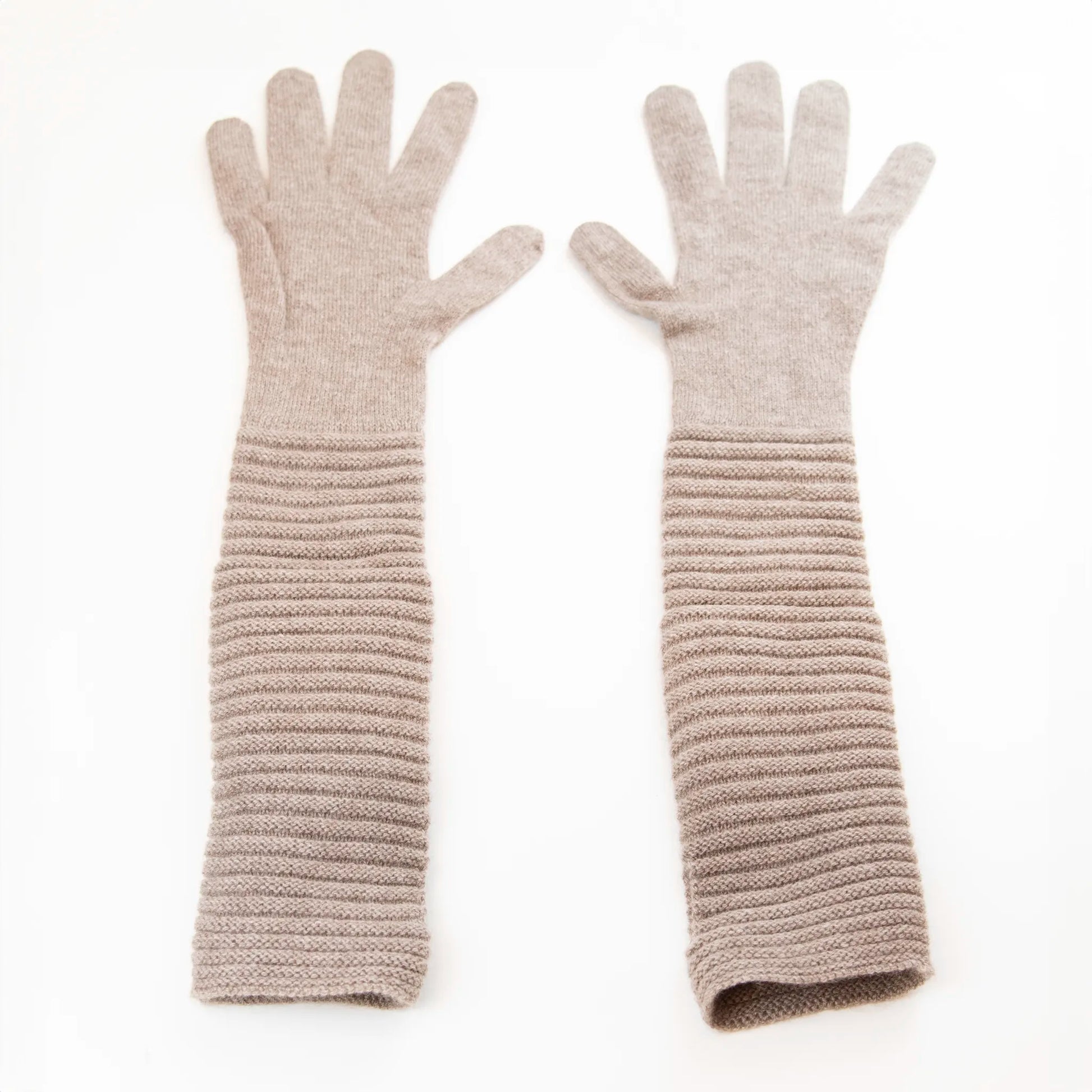 Guanto beige in 100% cashmere a coste inglesi, indossabile lungo o corto, pregiata manifattura Made in Italy.