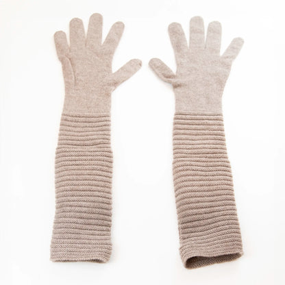 Guanto beige in 100% cashmere a coste inglesi, indossabile lungo o corto, pregiata manifattura Made in Italy.