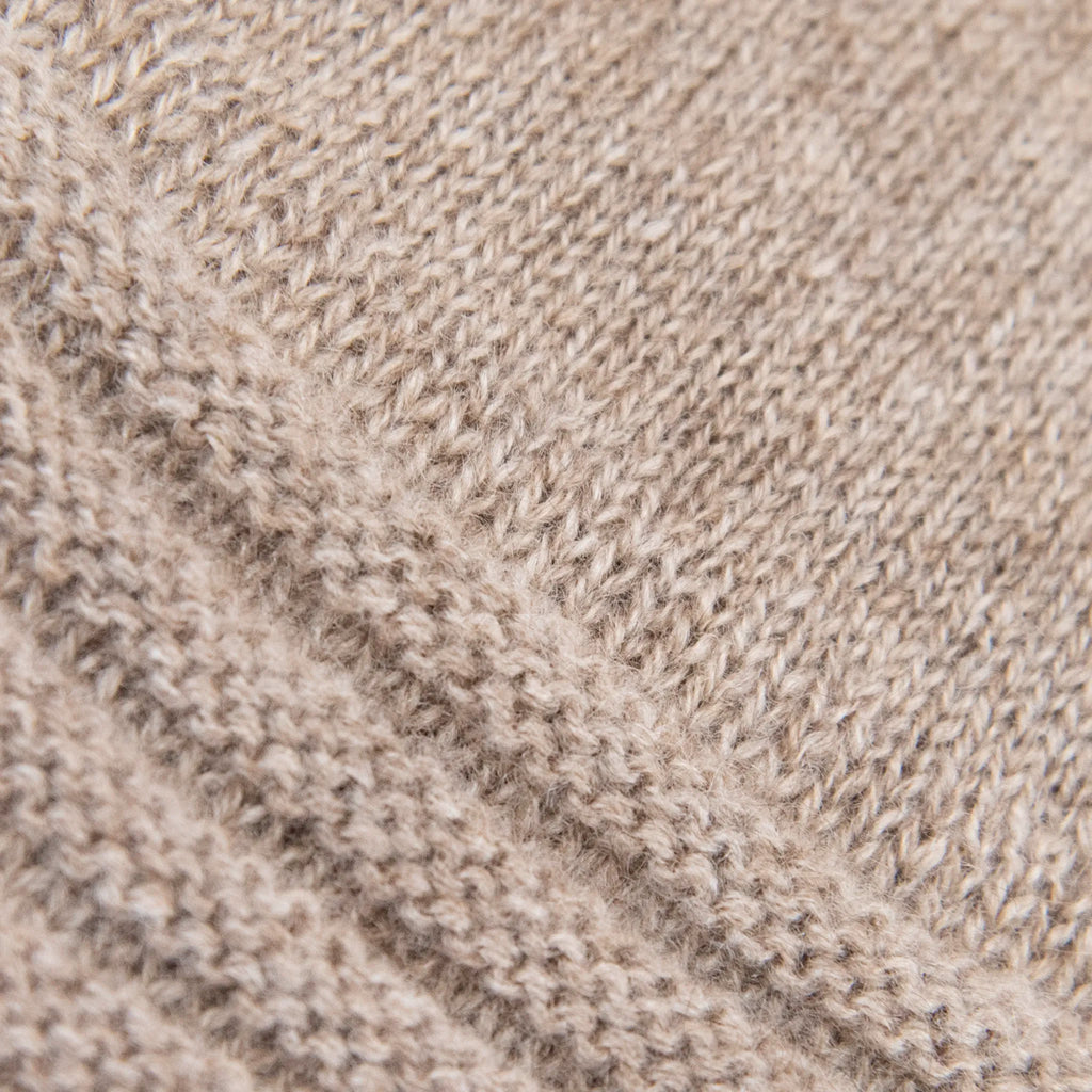 Dettagli e texture tessuto del guanto beige in 100% cashmere a coste inglesi, indossabile lungo o corto, pregiata manifattura Made in Italy.