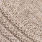 Dettagli e texture tessuto del guanto beige in 100% cashmere a coste inglesi, indossabile lungo o corto, pregiata manifattura Made in Italy.