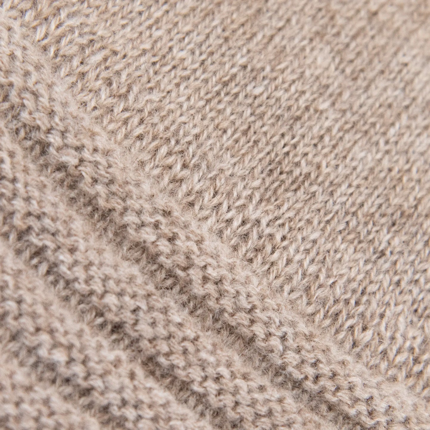 Dettagli e texture tessuto del guanto beige in 100% cashmere a coste inglesi, indossabile lungo o corto, pregiata manifattura Made in Italy.