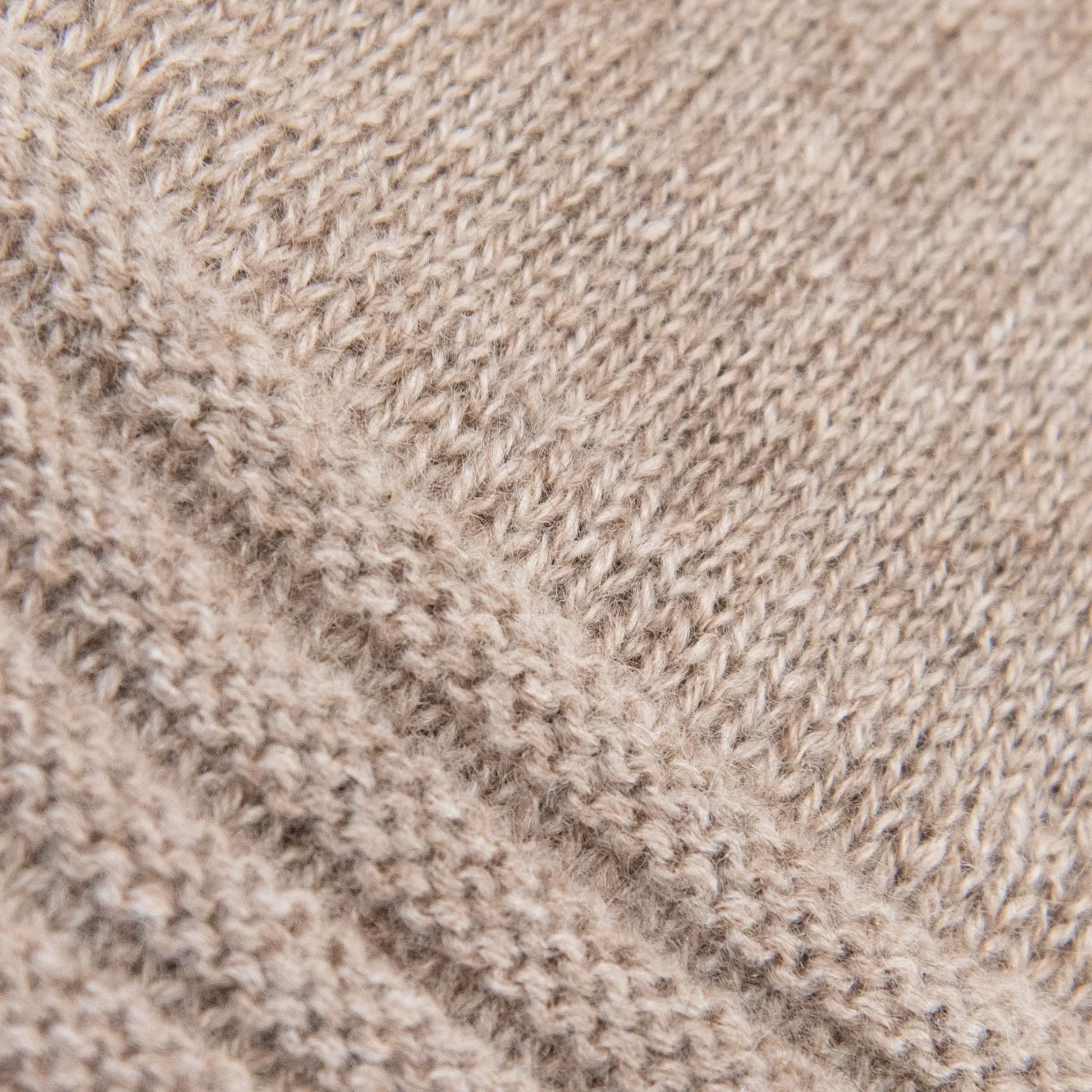Dettagli e texture tessuto del guanto beige in 100% cashmere a coste inglesi, indossabile lungo o corto, pregiata manifattura Made in Italy.
