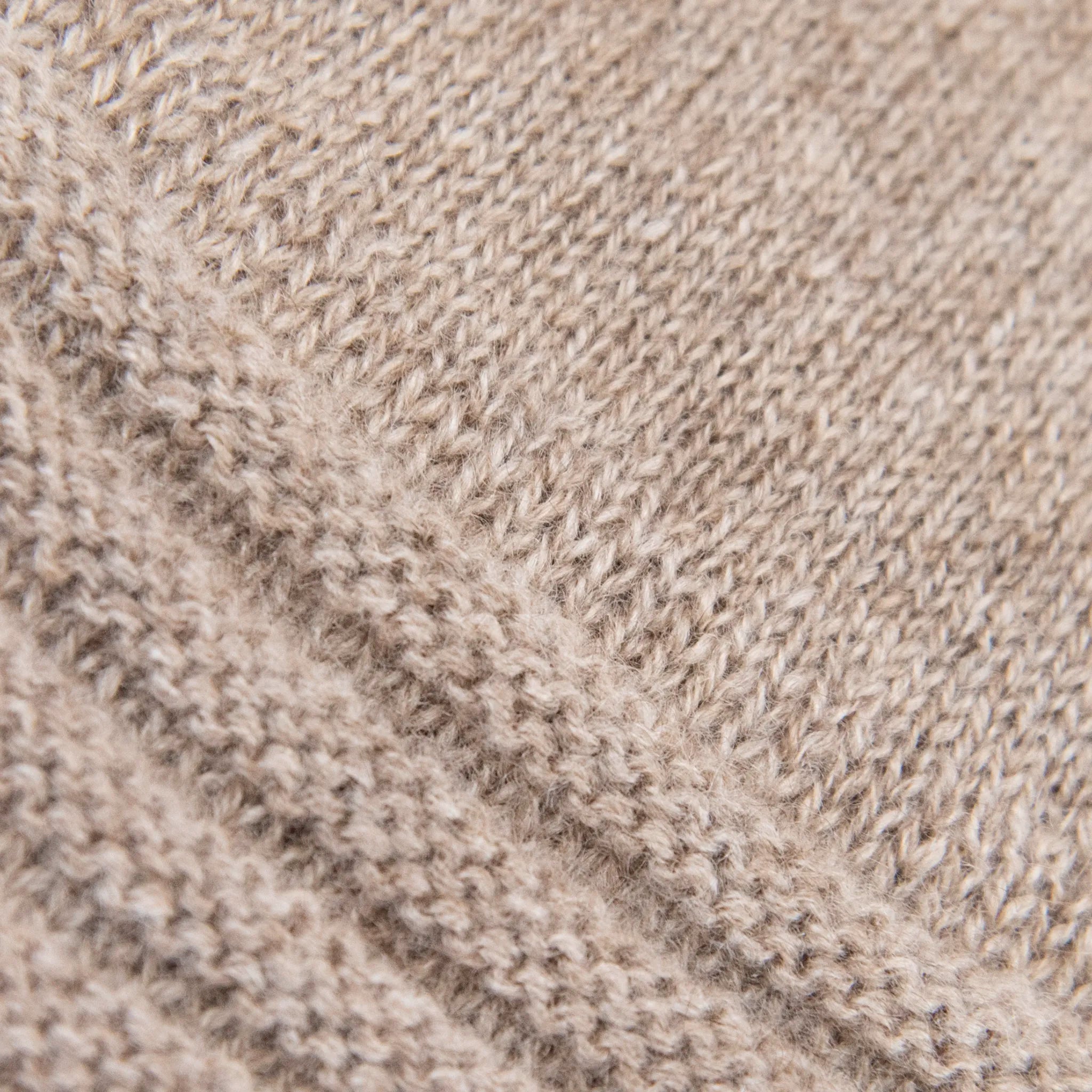 Dettagli e texture tessuto del guanto beige in 100% cashmere a coste inglesi, indossabile lungo o corto, pregiata manifattura Made in Italy.