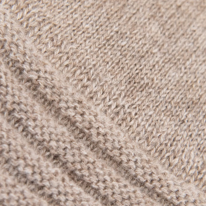Dettagli e texture tessuto del guanto beige in 100% cashmere a coste inglesi, indossabile lungo o corto, pregiata manifattura Made in Italy.