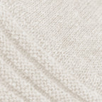 Dettagli e texture del guanto panna in 100% cashmere a coste inglesi, indossabile lungo o corto, pregiata manifattura Made in Italy.