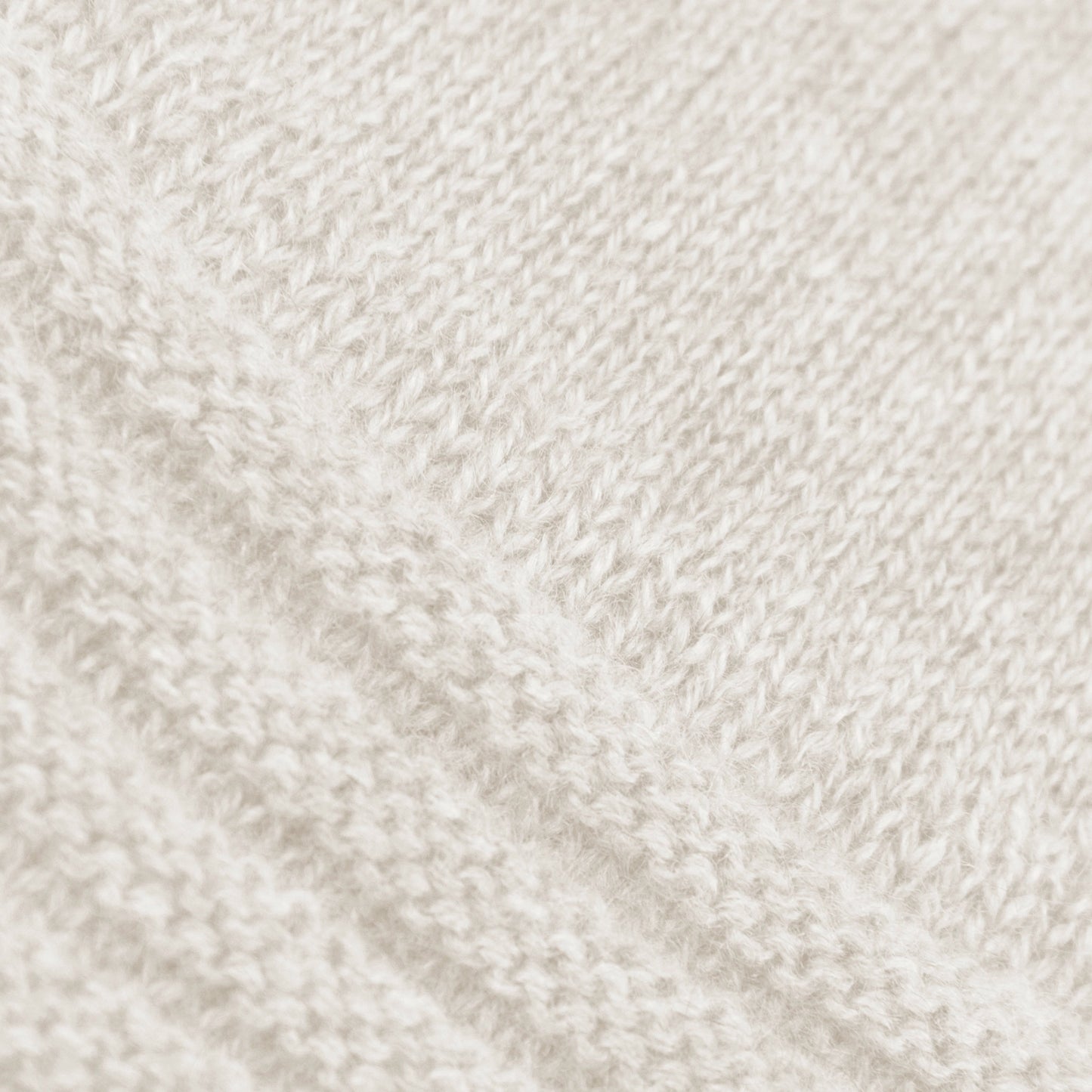 Dettagli e texture del guanto panna in 100% cashmere a coste inglesi, indossabile lungo o corto, pregiata manifattura Made in Italy.