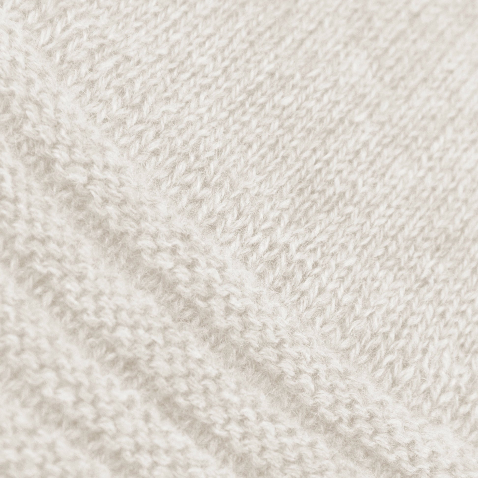 Dettagli e texture del guanto panna in 100% cashmere a coste inglesi, indossabile lungo o corto, pregiata manifattura Made in Italy.